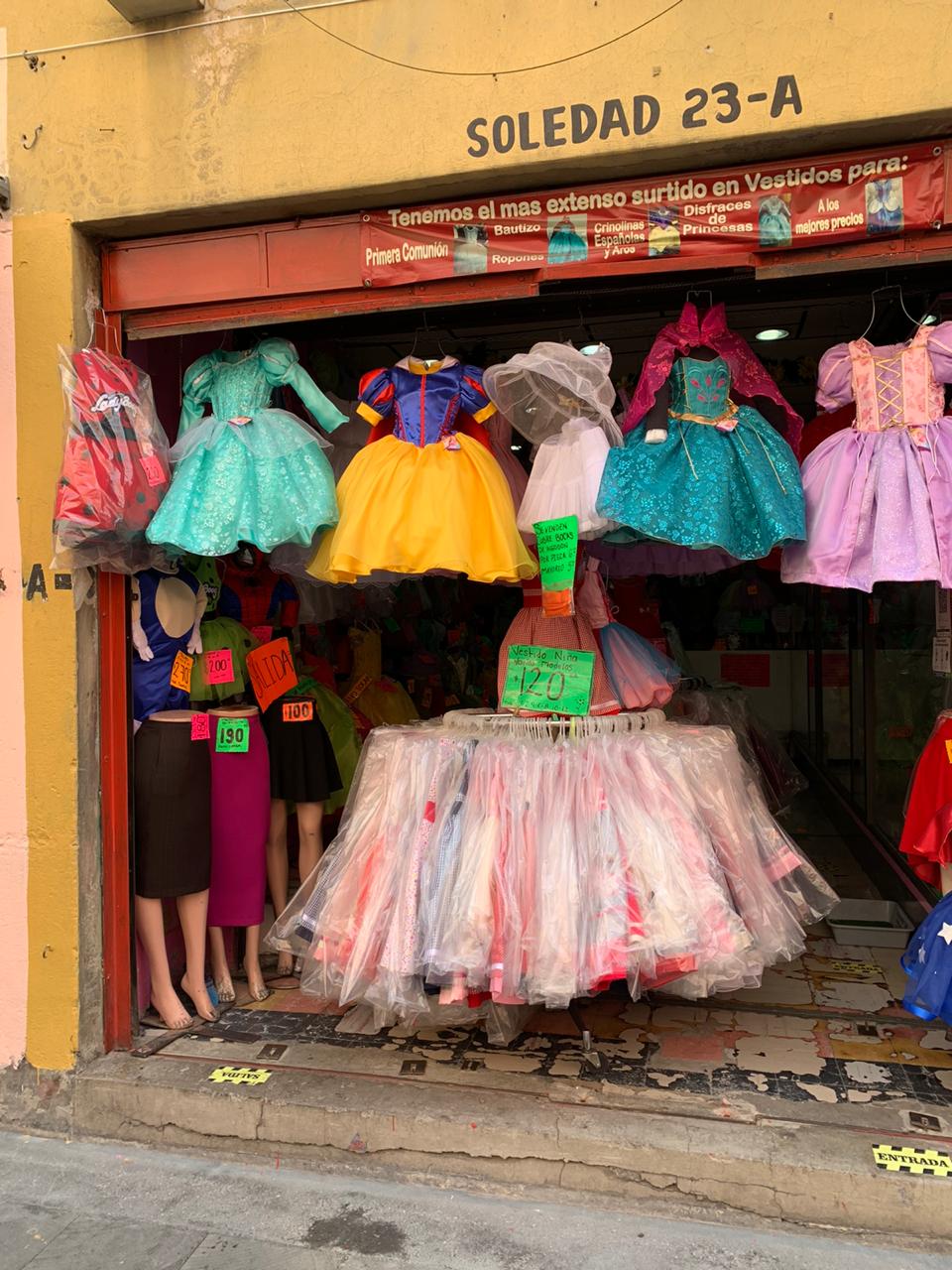 Vestidos, ropones y disfraces  